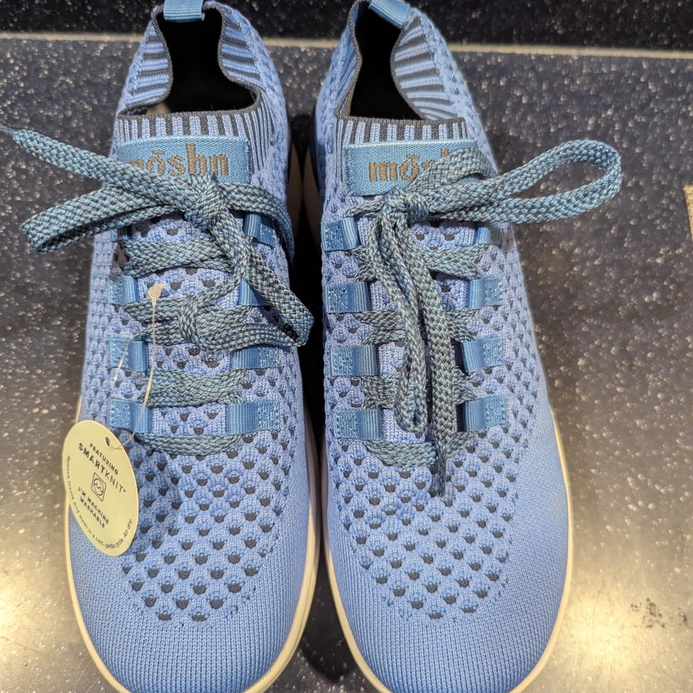 Women's Moshn Vigor Sneaker Marina Color Size 8.5 M